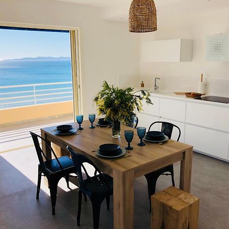 T3 Front De Mer Dernier Etage Vue Mer Petit Havre De Paix Pour Vos Vacances Emplacement Unique Vue Mer Panoramique A 180 Degres Pour Ce T3 En Face De La Plage Front De Mer Vue Sur Les Iles 5 Et Dernier Etage Avec Ascenseur Le Lavandou Exterior foto