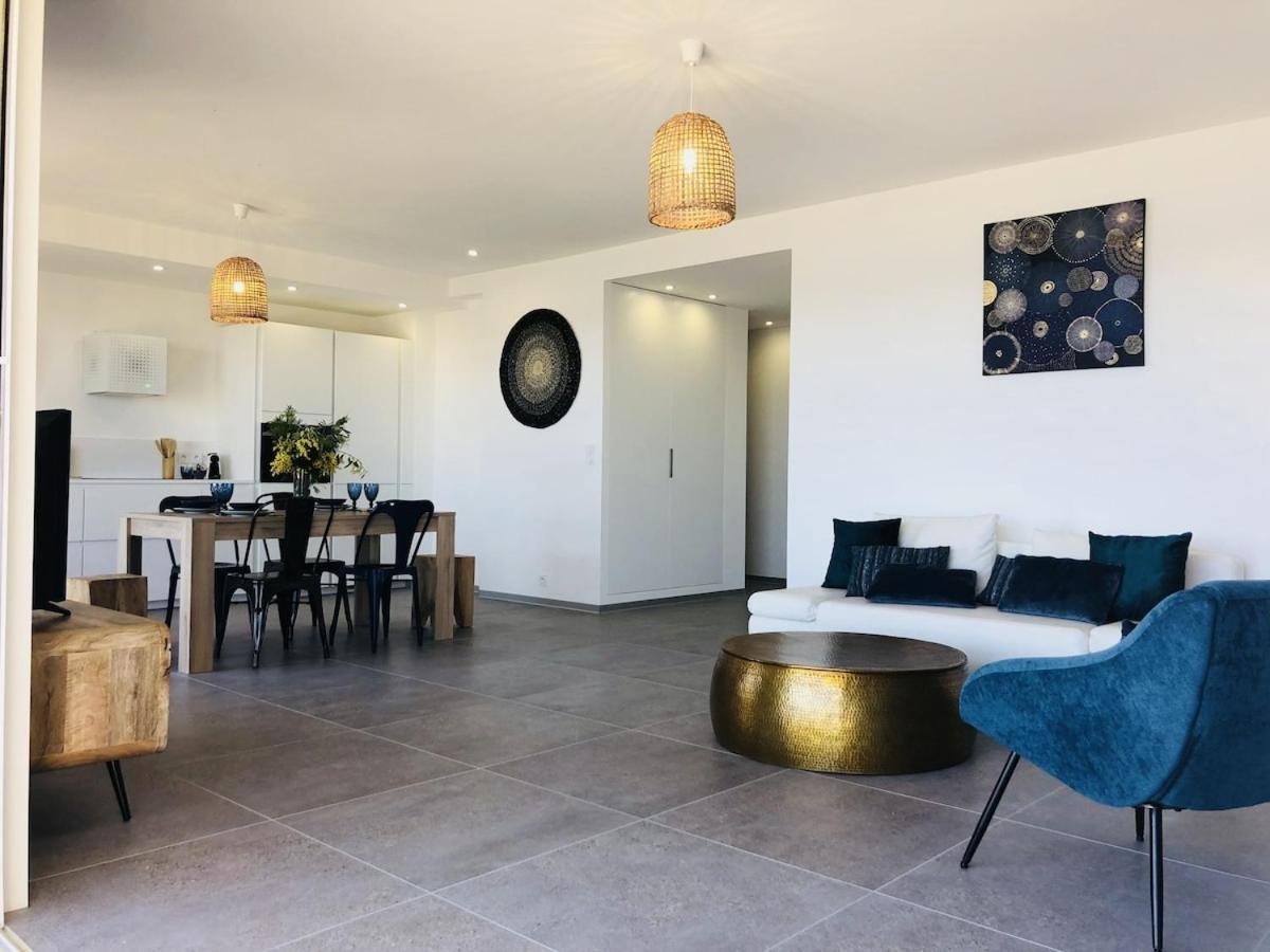 T3 Front De Mer Dernier Etage Vue Mer Petit Havre De Paix Pour Vos Vacances Emplacement Unique Vue Mer Panoramique A 180 Degres Pour Ce T3 En Face De La Plage Front De Mer Vue Sur Les Iles 5 Et Dernier Etage Avec Ascenseur Le Lavandou Exterior foto