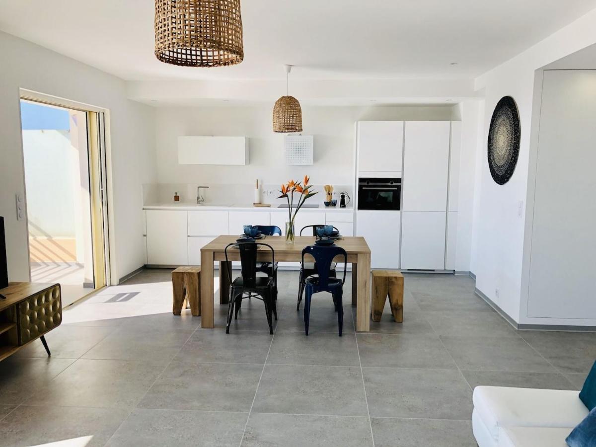 T3 Front De Mer Dernier Etage Vue Mer Petit Havre De Paix Pour Vos Vacances Emplacement Unique Vue Mer Panoramique A 180 Degres Pour Ce T3 En Face De La Plage Front De Mer Vue Sur Les Iles 5 Et Dernier Etage Avec Ascenseur Le Lavandou Exterior foto