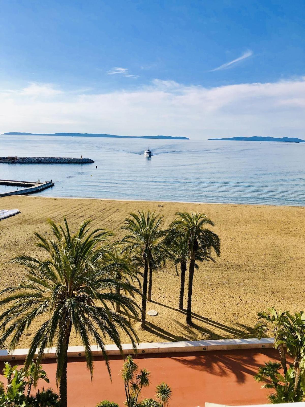 T3 Front De Mer Dernier Etage Vue Mer Petit Havre De Paix Pour Vos Vacances Emplacement Unique Vue Mer Panoramique A 180 Degres Pour Ce T3 En Face De La Plage Front De Mer Vue Sur Les Iles 5 Et Dernier Etage Avec Ascenseur Le Lavandou Exterior foto