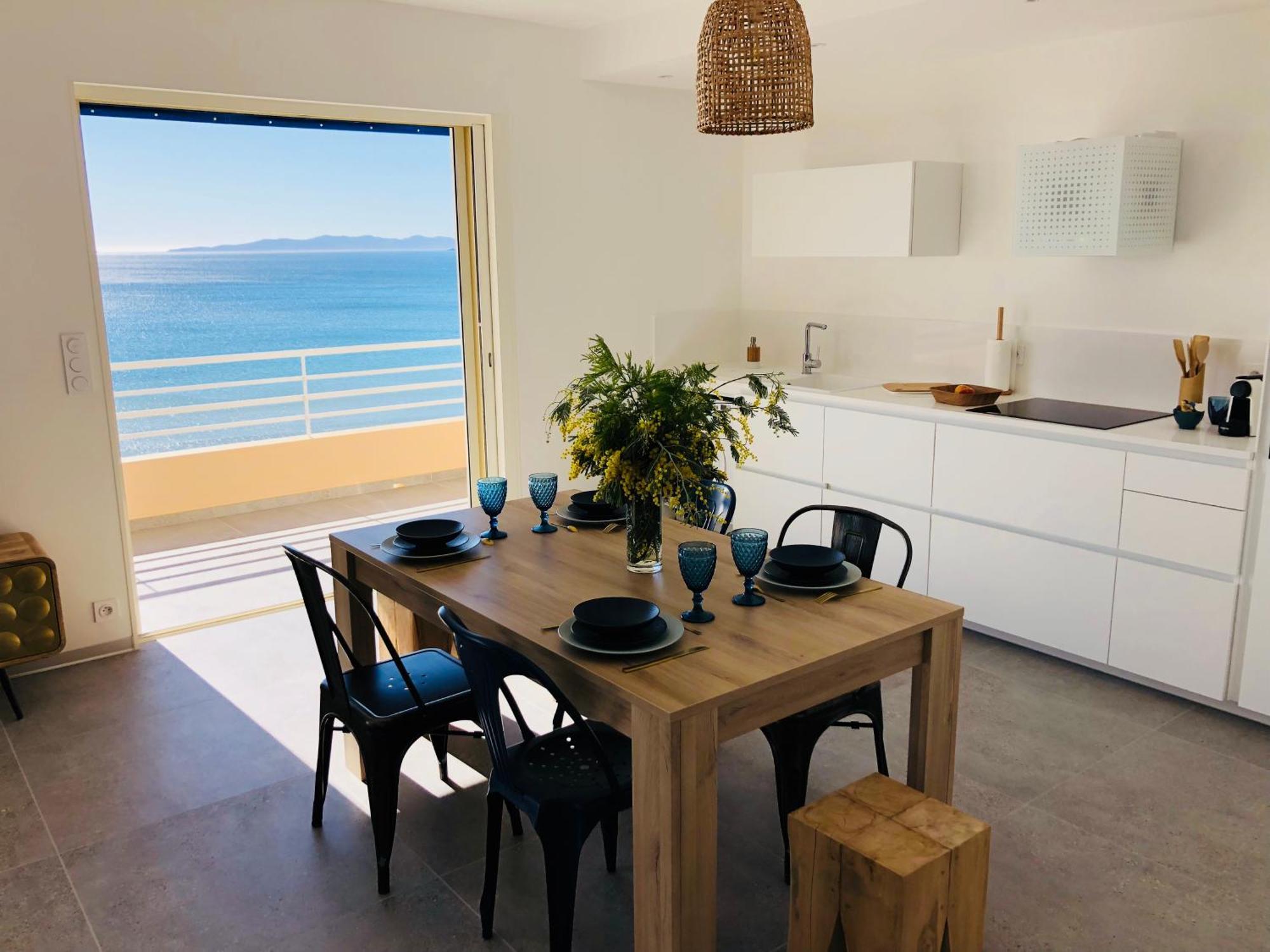 T3 Front De Mer Dernier Etage Vue Mer Petit Havre De Paix Pour Vos Vacances Emplacement Unique Vue Mer Panoramique A 180 Degres Pour Ce T3 En Face De La Plage Front De Mer Vue Sur Les Iles 5 Et Dernier Etage Avec Ascenseur Le Lavandou Exterior foto